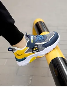 Detaillierte Seitenansicht atmungsaktiver Mesh-Sneaker für Jungen in Blau und Gelb