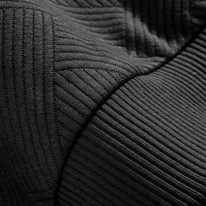 Vista macro detallada del tejido de punto jacquard pesado en una sudadera Polo para hombre.
