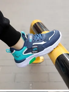 Detailansicht der blauen Mesh-Laufschuhe für Jungen mit einem praktischen Klettverschluss