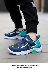 Detaillierte Nahaufnahme von atmungsaktiven Mesh-Laufschuhen für Jungen in Blau und Teal
