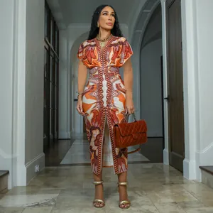 Vista completa de elegante vestido largo estampado con cuello en V en modelo, lujo