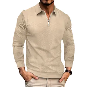 Primer plano de la textura jacquard pesada en un polo beige de hombre con cremallera y manga larga.