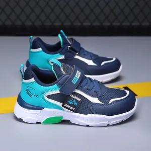 Leichte, atmungsaktive Mesh-Laufschuhe für Jungen in Marineblau und Türkis mit Klettverschluss.