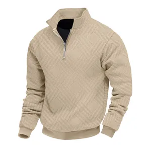 Dettaglio della felpa jacquard pesante da uomo con motivo geometrico in rilievo