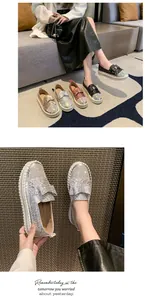 Gros plan sur des mocassins argentés à paillettes et nœud avec divers coloris.
