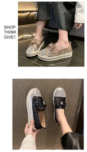 Détail de mocassins à plateforme à paillettes avec nœud en strass or et noir