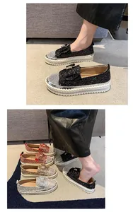 Vue détaillée de chaussures à plateforme à paillettes et nœuds en strass colorés