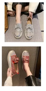 Détail des mocassins à plateforme scintillants avec paillettes, strass et nœuds en argent et rouge.