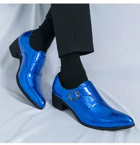 Primo piano di scarpe da uomo in pelle verniciata blu metallizzato con trama serpente