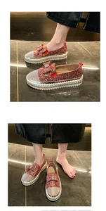 Vue détaillée des mocassins pailletés rouges avec nœud en strass et semelle