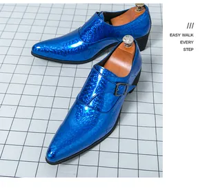 Vista dettagliata delle scarpe da uomo in pelle verniciata blu a punta con fibbia.