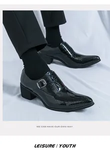 Primo piano di scarpe in vernice nera con fibbia e tacco grosso da uomo elegante.