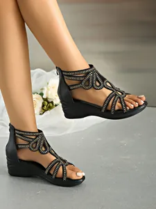 Elegante zwarte wedge sandalen met strass details en een handige rits aan de achterkant.