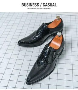 Vista dettagliata di scarpe da uomo in pelle verniciata nera a punta con fibbia.