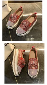 Mocassins à plateforme rouges à paillettes avec nœud et bout en strass