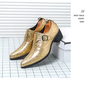 Vista laterale di scarpe da uomo dorate a punta con fibbia e tacco grosso lucido
