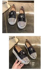 Gros plan sur les mocassins noirs à paillettes avec nœud en strass et semelle blanche épaisse