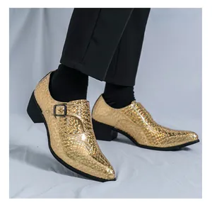 Vista laterale di scarpe eleganti da uomo dorate lucide a punta con motivo a scaglie