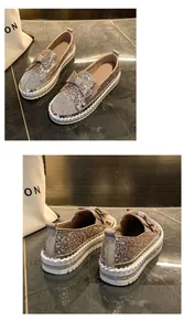 Vue détaillée avant et arrière des mocassins dorés pour femmes avec nœud strass