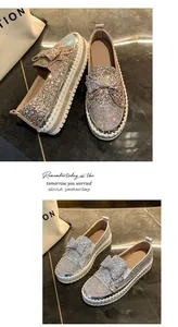 Détails des mocassins pailletés à strass avec nœud papillon et semelle plateforme.