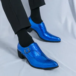 Scarpe da uomo a punta in vernice blu metallizzato con tacco grosso e dettaglio fibbia