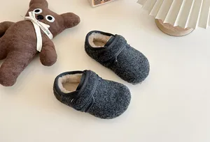 Draufsicht auf warme, grau gefütterte Kinderslipper mit sehr weicher Gummisohle