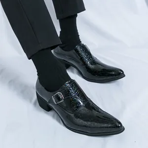 Eleganti scarpe da uomo in vernice nera a punta con tacco spesso e dettaglio fibbia