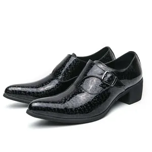 Eleganti scarpe da uomo in vernice nera a punta con fibbia e tacco a blocco alto.