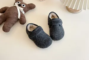 Nahaufnahme von dunkelgrauen, plüschgefütterten warmen Winterschuhen für Kleinkinder