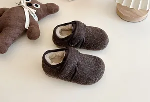 Detailansicht warmer brauner Fleece-Kinderschuhe mit kuscheligem Futter für Winter