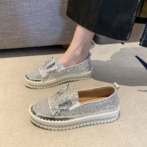 Mocassins à plateforme à paillettes argentées pour femmes avec nœud en strass chic.