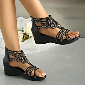 Elegante zwarte sandalen met sleehak, glinsterende strass-steentjes en ritssluiting achter.