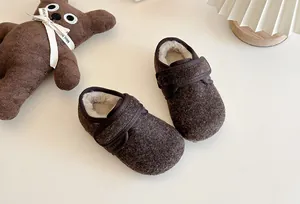 Detailansicht warmer Kinder-Birkenstock-Schuhe mit weichem Fleece-Innenfutter