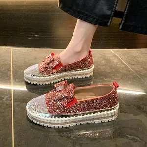 Élégants mocassins à plateforme en paillettes rouges pour femmes avec nœud strassé