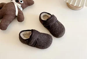 Warme braune Winterschuhe für Kinder mit weichem Fleecefutter und Klettverschluss.