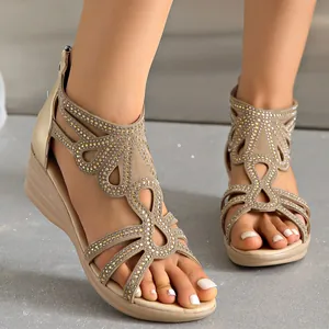 Stijlvolle dames sandalen met sleehak, strass steentjes en rits aan de achterkant.