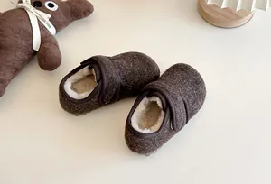Detailansicht brauner warmer flauschiger Winterschuhe für Kinder mit weichem Fleecefutter