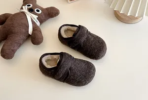 Gemütliche braune plüschgefütterte Kinderschuhe mit weichem Kunstfell für Winterwärme
