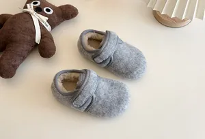 Detailansicht graue flauschige gefütterte Winterschuhe für Kinder mit Klettverschluss