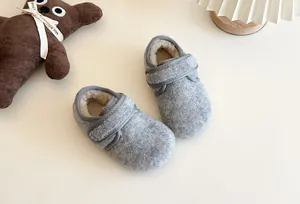 Detailansicht der grauen Kinder-Hausschuhe aus Wolle mit sehr gemütlichem Fleece-Futter