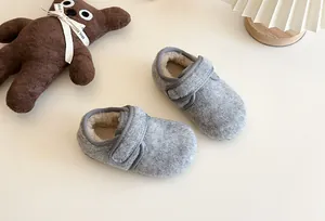 Detailansicht grauer Kinderwollschuhe mit warmem Kunstfellfutter und Klettverschlussriemen