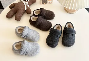 Warme und gemütliche Winter-Slipper für Kinder in Grau und Braun für Komfort im Winter.