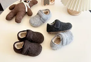 Sammlung von warmen, flauschigen Woll-Clogs für Kinder mit Klettverschluss in Farben