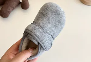 Nahaufnahme von grauen, flauschigen Kinder-Winterschuhen mit warmem Futter