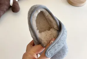 Detailansicht grauer Kinderwinterschuhe mit dickem, warmem Plüsch-Fleecefutter.