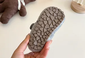 Detail der rutschfesten Sohle grauer flauschiger Birkenstock-Stil Kinderschuhe