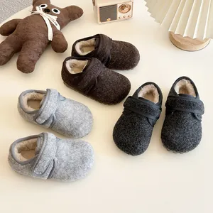 Gemütliche, mit Fleece gefütterte Kinder-Birkenstock-Schuhe in warmen Winterfarben. 12345678