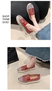 Dettaglio di mocassini rossi glitterati con punta in strass e suola platform spessa.