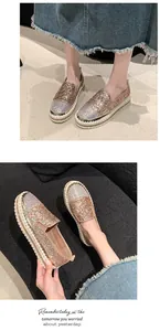 Dettaglio di scarpe glitterate con punta in strass e spesse suole platform per il tempo libero.