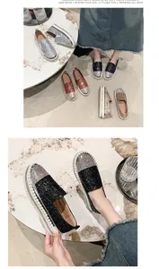 Dettaglio ravvicinato delle scarpe slip-on con strass e suola a zeppa colore nero